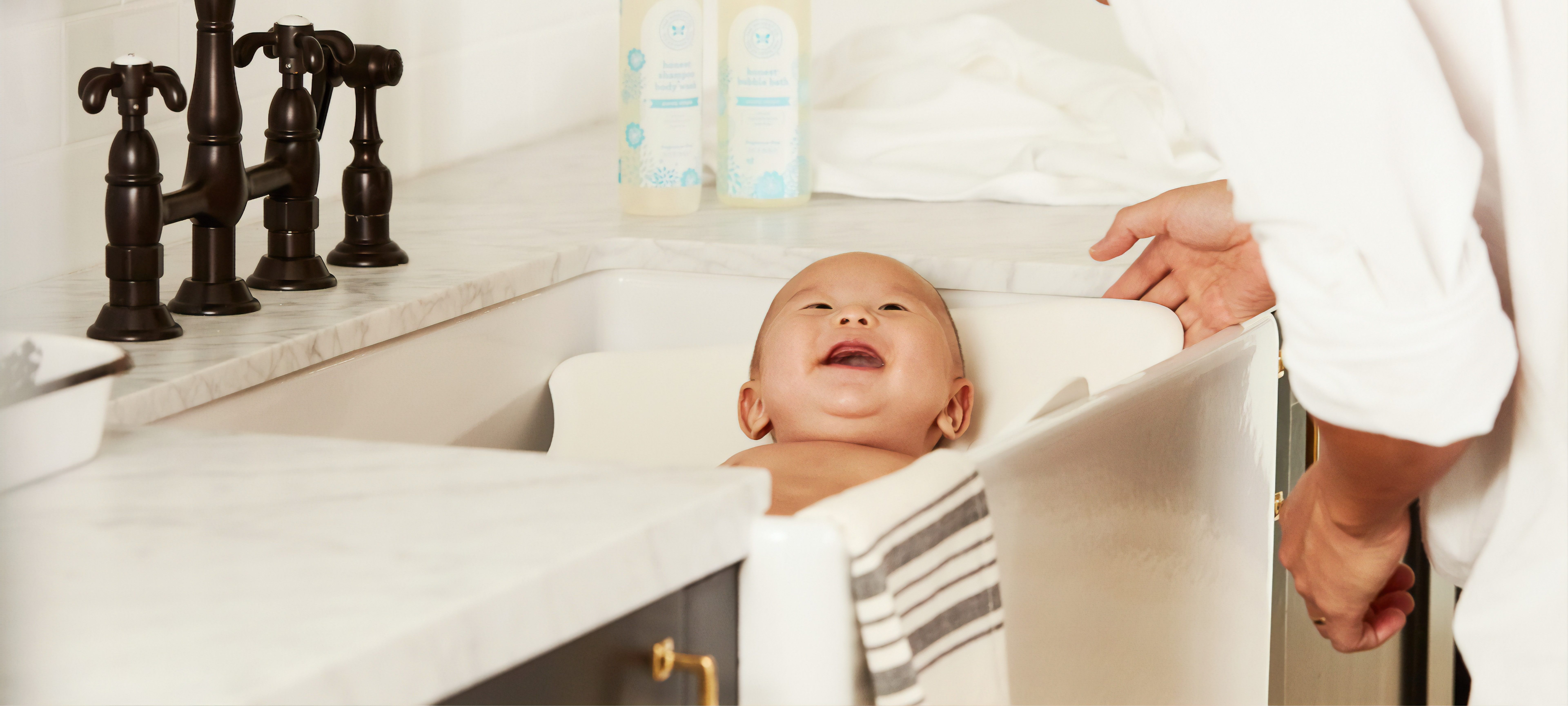 Newborn Baby Baths: How and How Often to Wash | ReviewThis