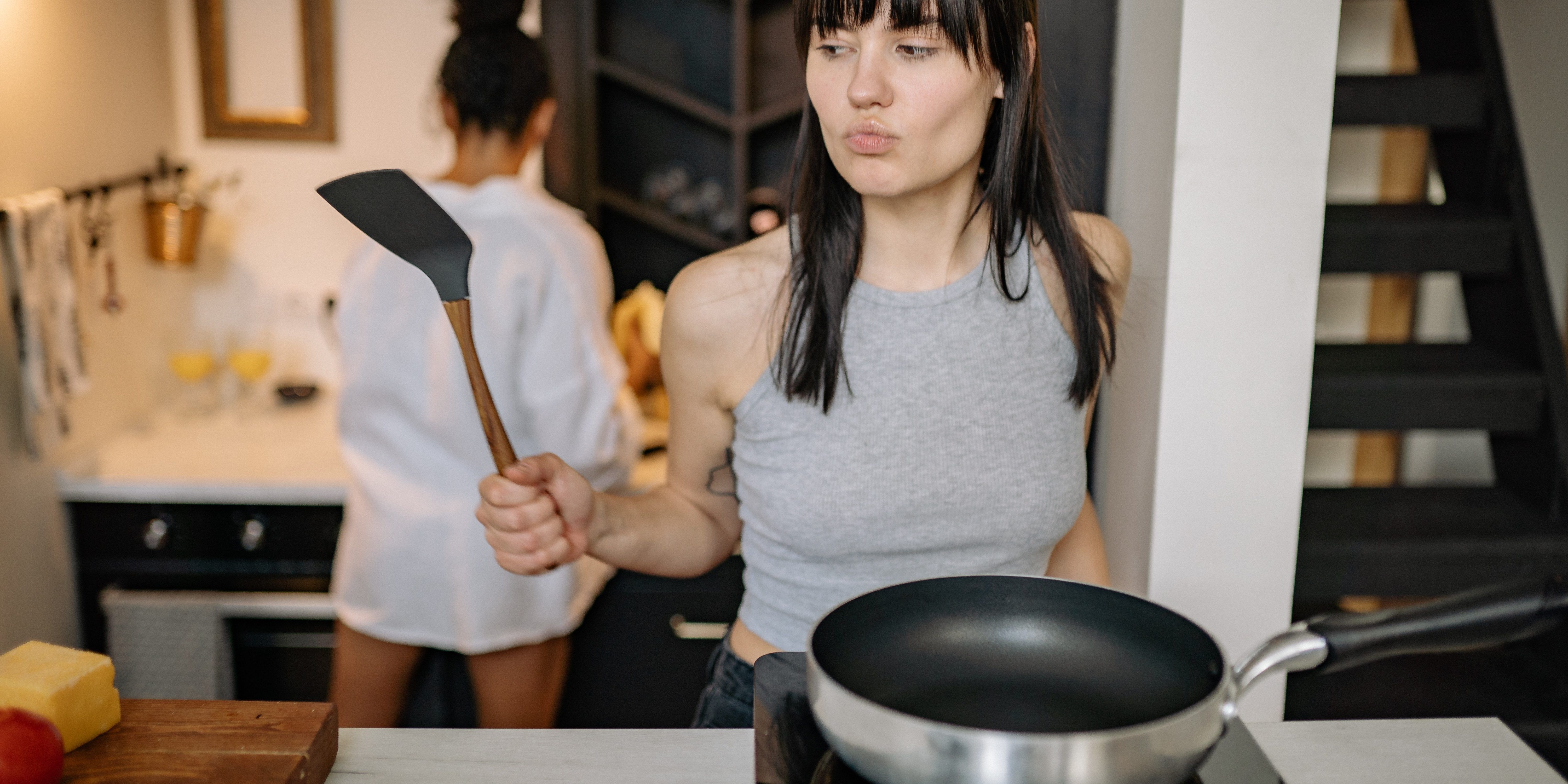 Cleaning Non Stick Pans ReviewThis   How To Clean Nonstick Pan Without Damaging It E1637088764714 